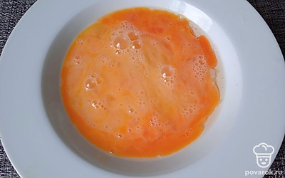 Яйца взбейте вилкой.