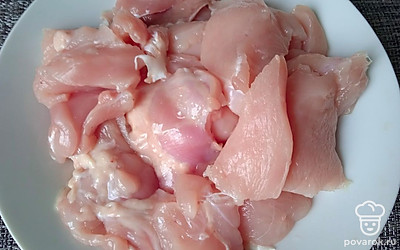 Нарежьте индейку небольшими кусками толщиной примерно 3 миллиметра.