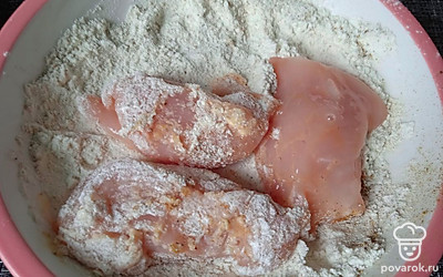 Потом окуните мясо в мучную смесь.