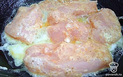 Положите мясо на сковороду с раскаленным растительным маслом.