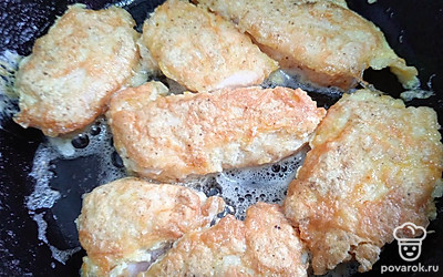 Обжарьте на среднем огне с двух сторон примерно по 3 минуты до золотистой корочки.