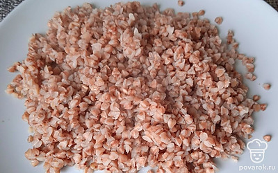 Гречку промойте. Залейте водой, накройте крышкой и варите 20 минут. Посолите по вкусу. Выложите на тарелку.