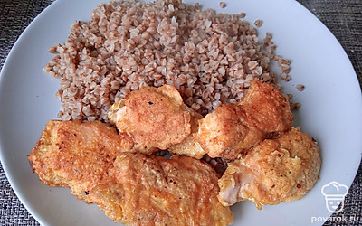 Дополните гречку готовыми наггетсами.