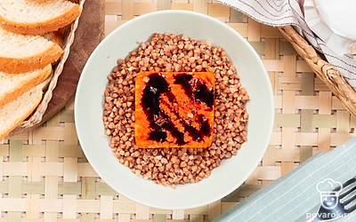 Подавайте кабачковую икру с гарниром из гречневой каши.