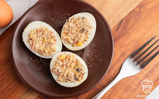Фаршированные яйца шпротами, сыром и чесноком — Рецепт с фото