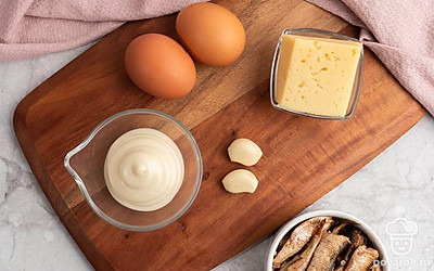 Подготовьте все ингредиенты. Заранее отварите яйца и очистите чеснок.