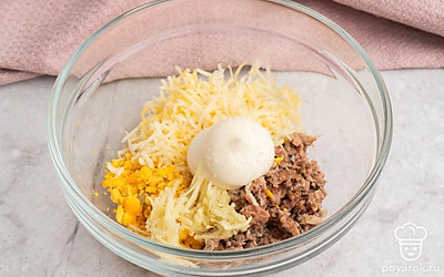 ареные яйца очистите от скорлупы, разрежьте напополам и извлеките желтки. Натрите на мелкой терке желтки, чеснок и сыр. В подходящую емкость выложите желтки, чеснок, сыр и размятые вилкой шпроты. Добавьте майонез и смешайте до однородности. Можете посолить на свой вкус.