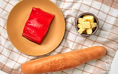 Порежьте багет длинными ломтиками по диагонали. Нарежьте филе лосося на ломтики толщиной 2-3 мм. Помойте, обсушите и мелко нарежьте укроп. Приготовьте сковороду.