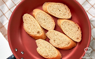 Поджарьте тосты. Выложите тосты на сухую сковороду и обжарьте по 2-3 минуты с каждой стороны. Затем дайте им немного остыть.