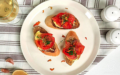 Украсьте тосты мелко рубленным укропом.