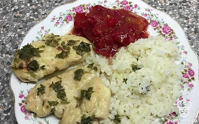 Подавать можно с любым мясом, котлетами, соусами. У меня сегодня куринная отбивная из грудки и лечо. Очень вкусно! Пробуйте так готовить рис, легко и просто, без заморочек! Приятного аппетита!