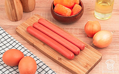 Очистите морковь и репчатый лук. Снимите упаковку с сосисок. Ополосните и просушите кинзу.