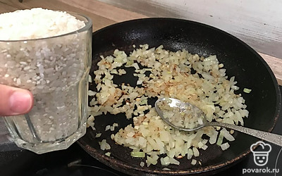 Затем добавьте стакан риса и немного еще обжарьте все и перемешайте хорошо.