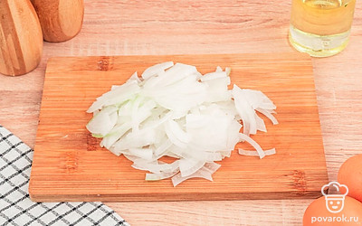 Репчатый лук нарежьте тонкими полукольцами.