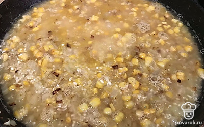 Добавьте специи. Залейте горячей водой и под закрытой крышкой 20 минут.