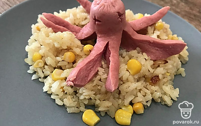 На тарелку выложите в форме круга рис, сверху посадите осьминога. Все готово, зовите к столу!