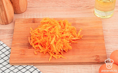 Морковь натрите на крупной терке.