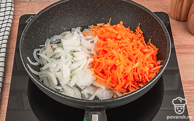 Разогрейте растительное масло в сковороде. Обжарьте лук и морковь в течение 7 минут до мягкости и золотистого цвета.