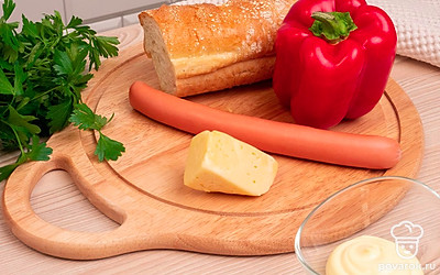 Поставьте духовку разогреваться до 180°С. Помойте петрушку и подготовьте остальные ингредиенты, а также посуду для запекания.