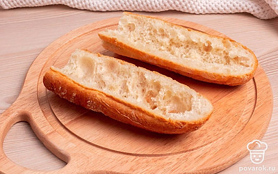Разрежьте багет продольно. Далее выньте мякиш, не повреждая стенки.
