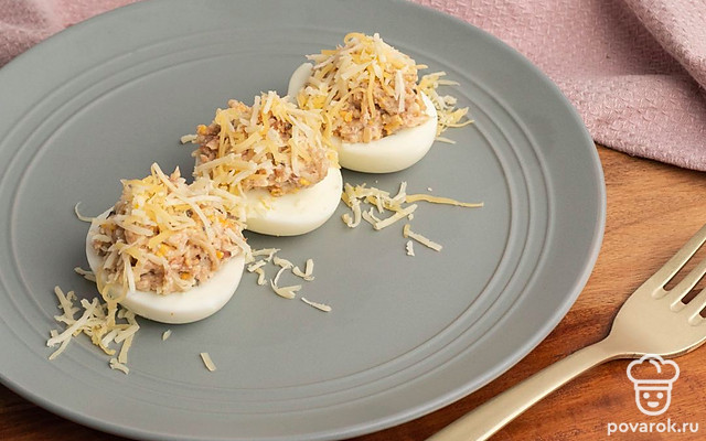 Фаршированные яйца шпротами и сыром — Рецепт с фото