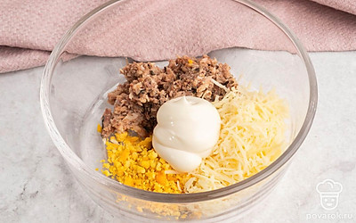 Вареные яйца очистите от скорлупы, разрежьте пополам и извлеките желтки. Натрите на мелкой терке желтки и сыр. В подходящую емкость выложите желтки, сыр и размятые вилкой шпроты. Добавьте майонез и смешайте до однородности.