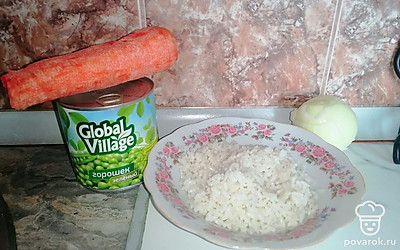 Подготовим продукты: почистим морковь и лук, отварим рис в подсоленной воде.