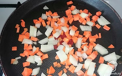 Мелко нарезать лук и морковь, выложить в сковороду с маслом и обжарить. 