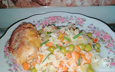 Подам порционно, посыпав свежей зеленью с куриной котлетой. 