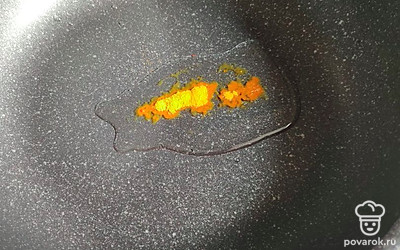 Рис промыть до прозрачной воды. В сковороду налить масло, добавить куркуму. Дать специи прогреться. 