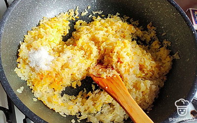 Рис выкложить в сковороду. Перемешать. Добавить соль по вкусу. Обжарить рис в течение 5 минут, помешивая.