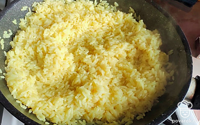 Влить воду. Закрыть крышкой. Довести до готовности, переодически помешивая.