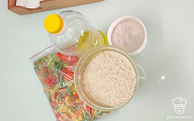 Подготовьте все ингредиенты. Рис тщательно промойте под проточной водой.