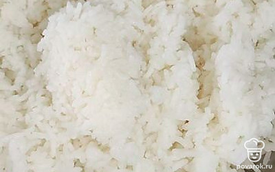 Рис отварите до готовности в подсоленной воде. Посолите по вкусу, затем перемешайте рис и овощи.