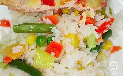Подавайте рис с овощами как гарнир к мясу.