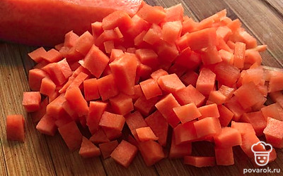 Нарезаем овощи кубиками.