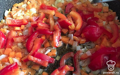 Обжариваем на растительном масле. Когда морковь с луком станут мягкими, добавляем перец. У меня был замороженный, а если берете свежий, то его, как и все, нарезаем кубиками.