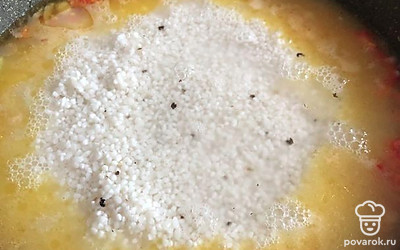 Всыпаем заранее запаренный рис, соль, перец.