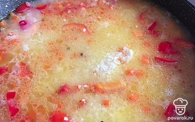 Заливаем водой и перемешиваем. Накрываем крышкой. Убавляем огонь и оставляем тушиться.