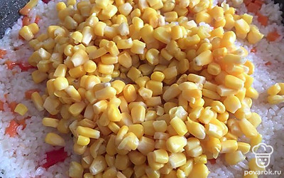 Когда рис впитает воду и будет почти готов, добавим половину банки кукурузы.