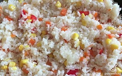 Перемешиваем. Накрываем крышкой и выключаем огонь. Пусть рис дальше допаривается. 