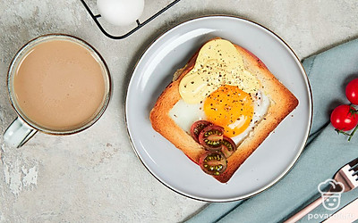 Тост с яйцом выложите на сервировочную тарелку, рядом поставьте соусницу с сырным соусом.