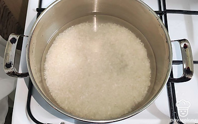 Рис тщательно промойте. Залейте водой и варите на среднем огне до полной готовности. После закипания посолите.