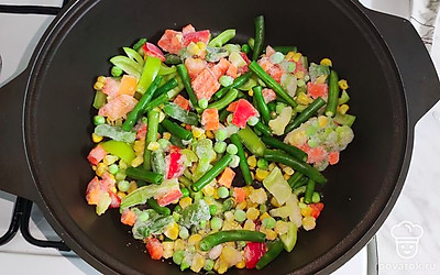 На растительном масле обжарьте готовую овощную смесь до мягкости. Приправьте солью.