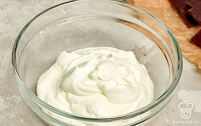 Сделайте взбитые сливки. В холодную миску выложите сливки, сахарную пудру и ванильный экстракт. Взбейте миксером на среднем режиме до густоты. Закройте взбитые сливки крышкой и уберите в холодильник на 30 минут.