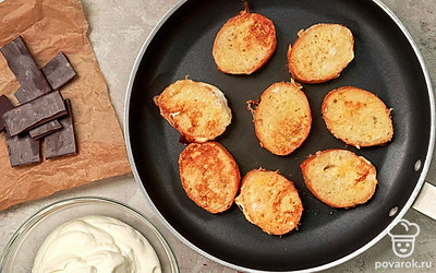 Приготовьте багет со взбитыми сливками. Взбейте яйца, сливки, сахар и ванильный экстракт. В это время нагрейте сковороду с растительным маслом на среднем огне. Ломтики багета обмакните с двух сторон в яично-сливочную смесь. Обжарьте 1-2 минуты с каждой стороны. Немного остудите тосты. Выложите сверху взбитые сливки, затем банан, посыпку из шоколада.