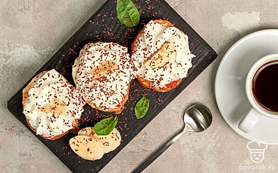 Подавайте тосты из багета со взбитыми сливками в теплом виде. Полейте сверху карамельным топингом.