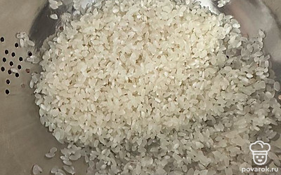 Рис промыть холодной водой.