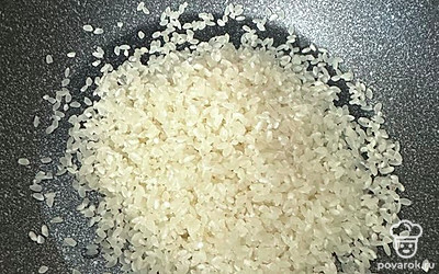 Отдать рис и отправить на сковороду с маслом, жарить минут 5-7.