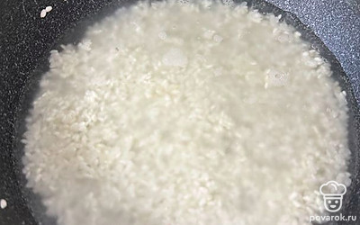 Залить водой чтобы слегка покрывала рис, томить под крышкой 10 минут или до готовности, зависит от огня.